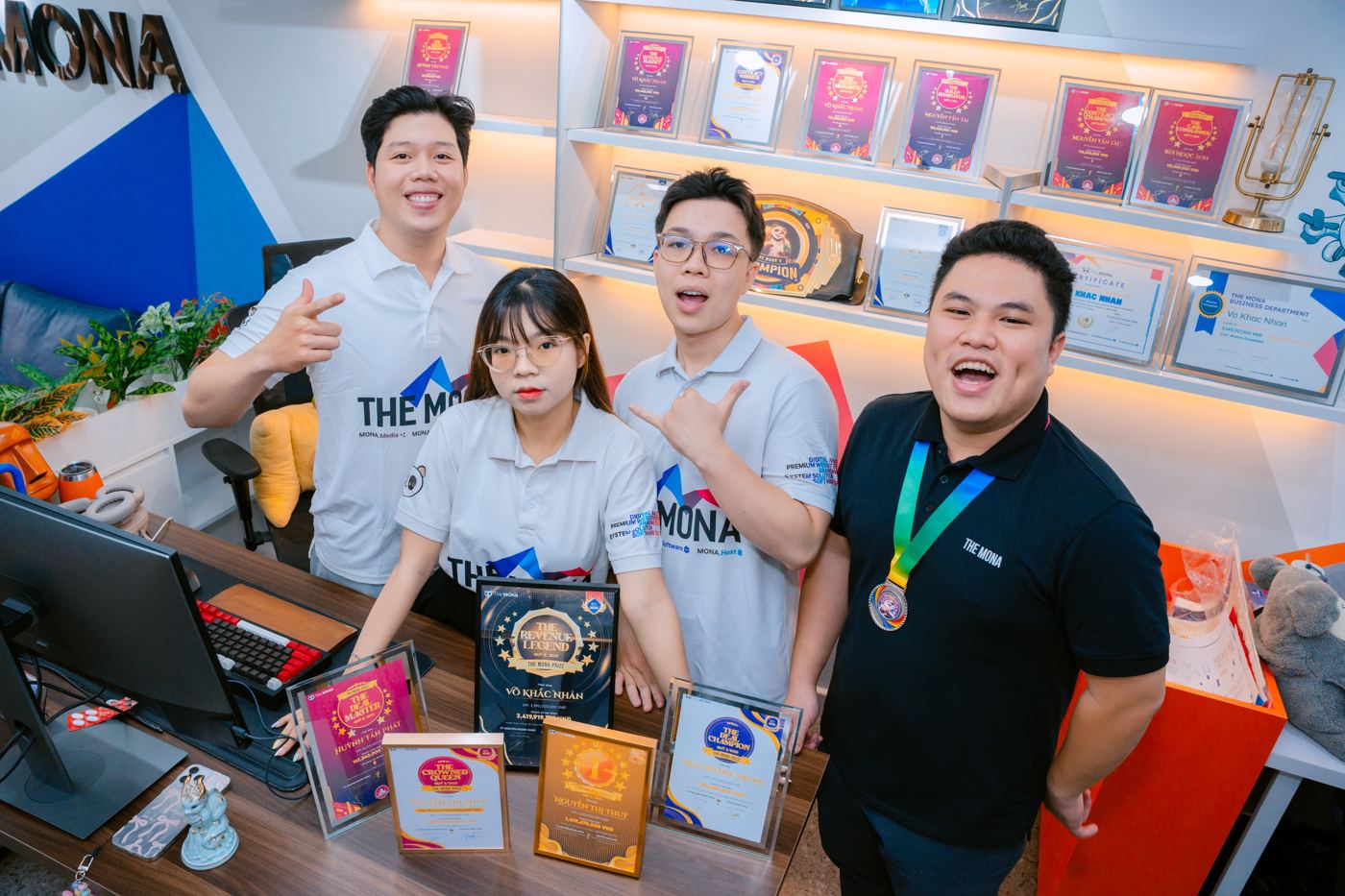 Đội The MONA khoe cúp và giải thưởng