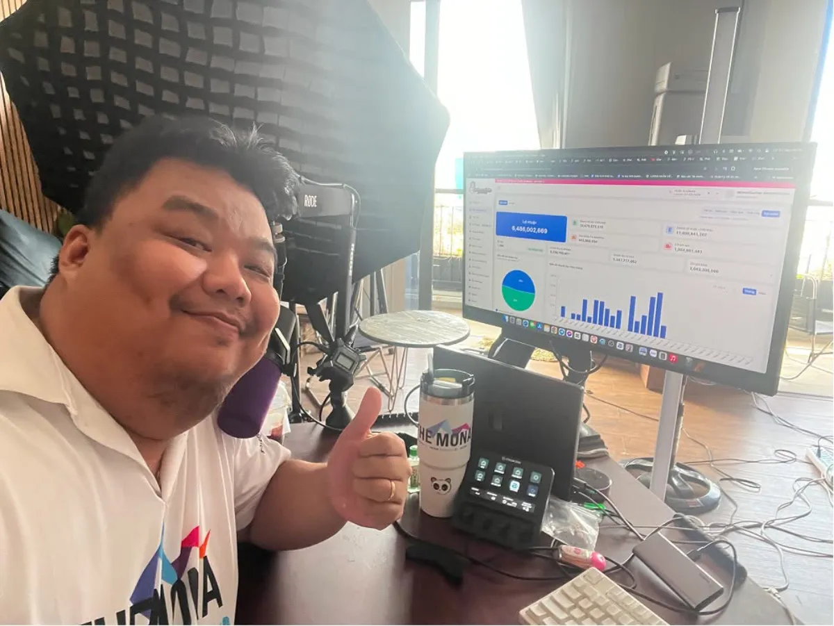 Khánh Hùng giơ ngón cái trước màn hình số liệu của học viện