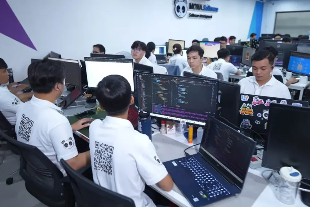 Lập trình viên MONA đang làm việc
