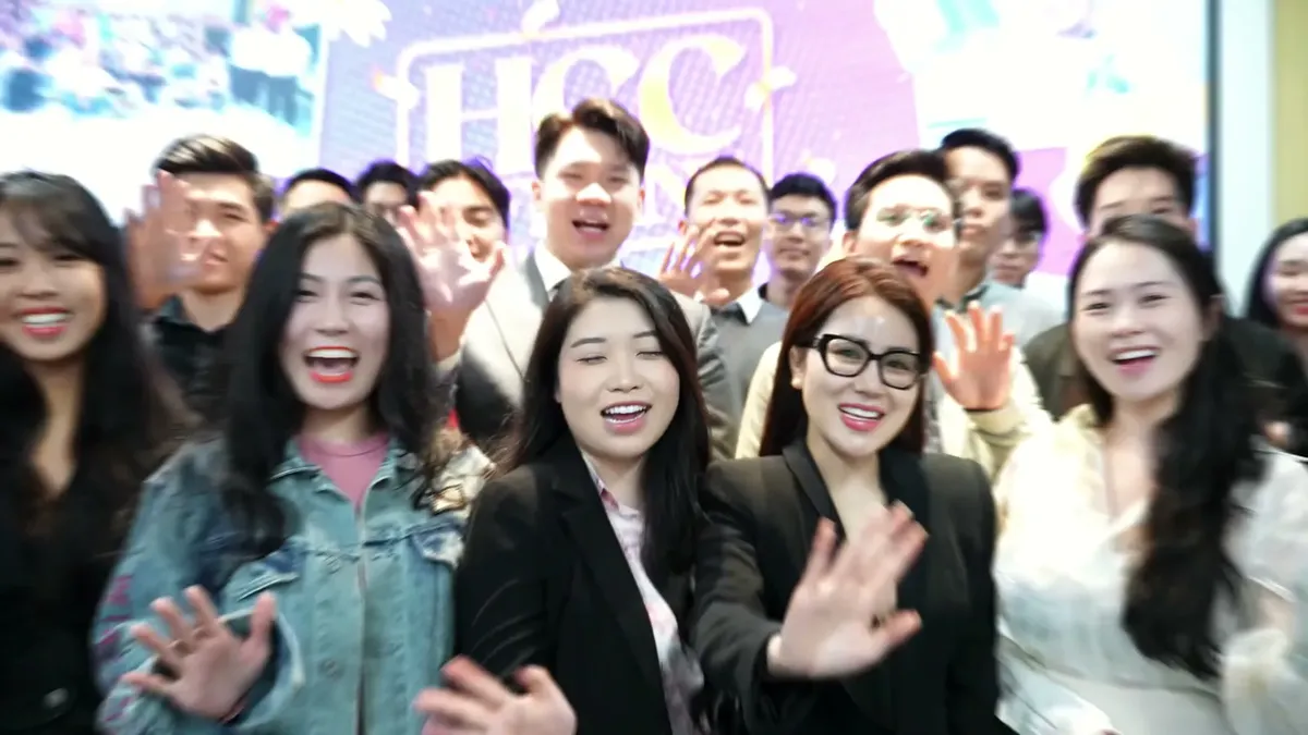 Đồng nghiệp Khánh Hùng Academy vẫy tay ăn mừng ở HCC Offline Hà Nội