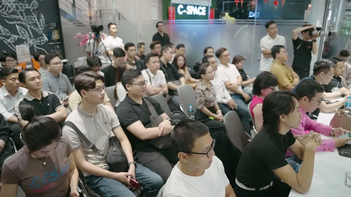 Hội trường HCC Offline TP.HCM kín người, đồng nghiệp Khánh Hùng Academy ngồi nghe