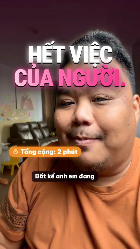 Khung hình video ngắn của Hùng: chữ HẾT VIỆC CỦA NGƯỜI đập to sau lưng Hùng