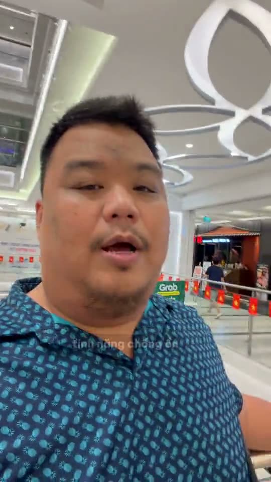Khung hình video ngắn: Hùng nói giữa trung tâm thương mại, AI lọc ồn