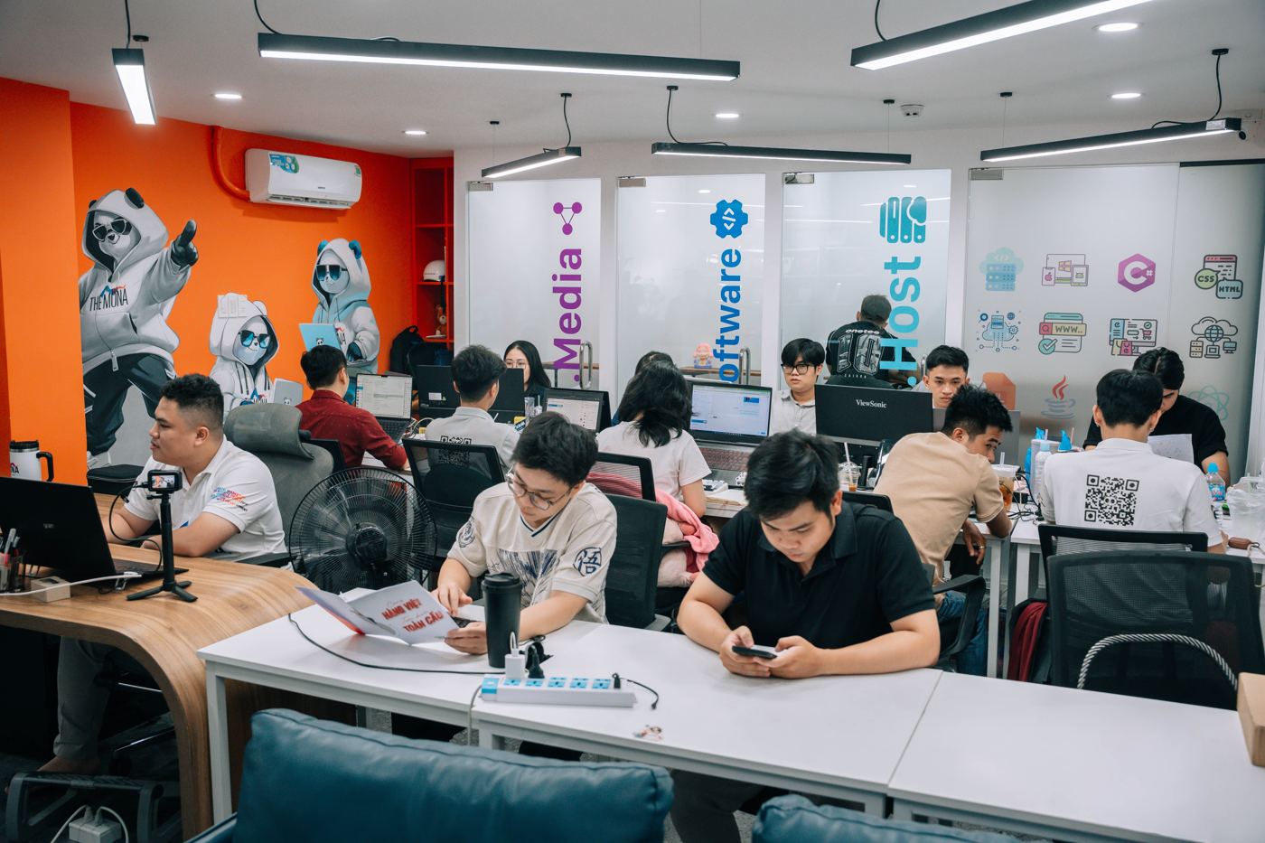 Các đội MONA.Media, MONA.Software, MONA.Host làm việc