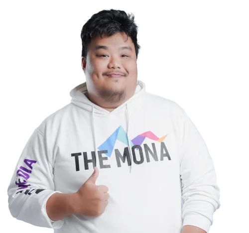 Khánh Hùng mặc áo THE MONA, giơ ngón cái