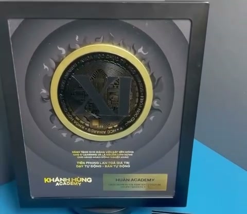 Nút vàng HCC Awards trao cho khoá học chục tỷ, mặt vàng chữ XI