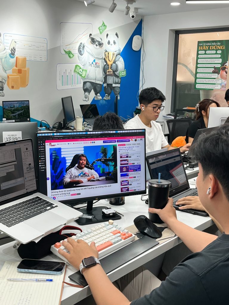 Nhìn vào thời điểm hiện tại một buổi học offline không chỉ tốn thời gian và công sức. Mà còn tốn thêm tiền chi