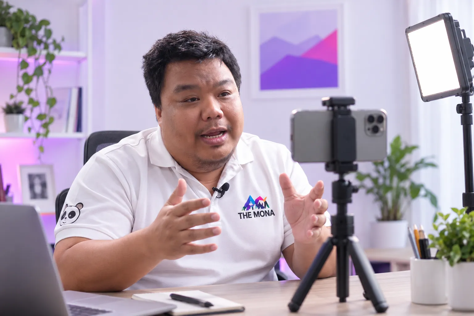 Quay video bài giảng khi chưa có studio bằng điện thoại, micro và đèn