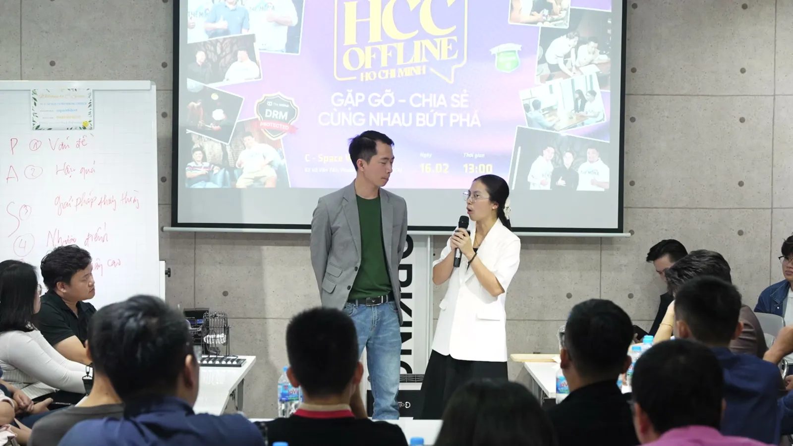 Diễn giả đang say sưa chia sẻ tại sự kiện HCC Offline