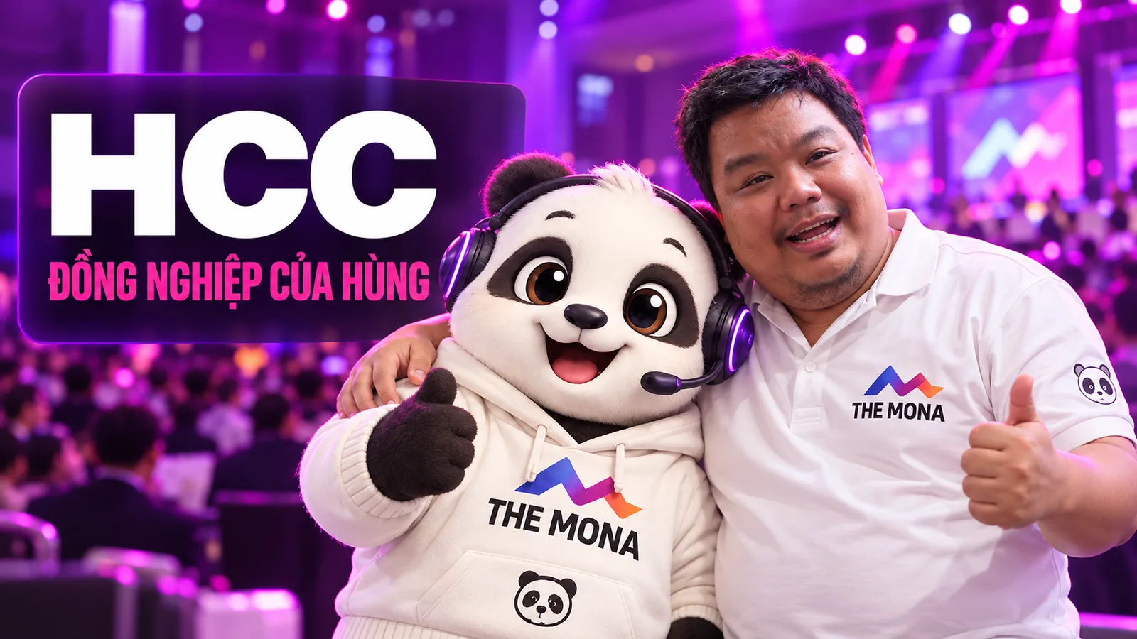 Khánh Hùng mặc polo THE MONA đứng cùng gấu MONA