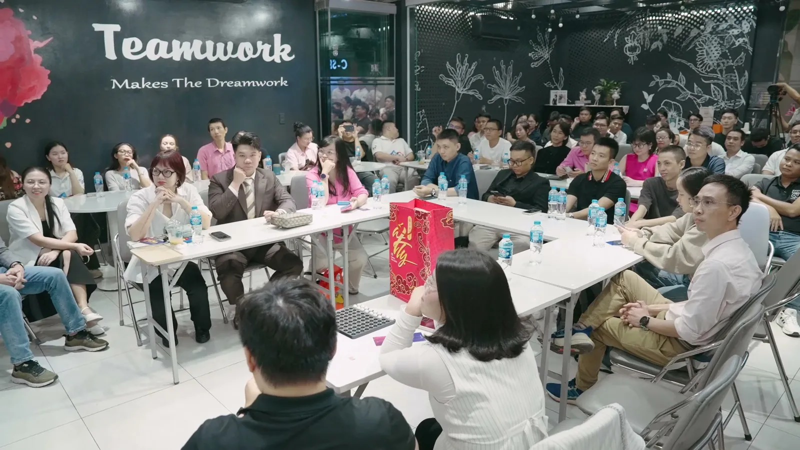 Toàn cảnh hội trường đông kín người tham dự sự kiện HCC offline tại C-Space