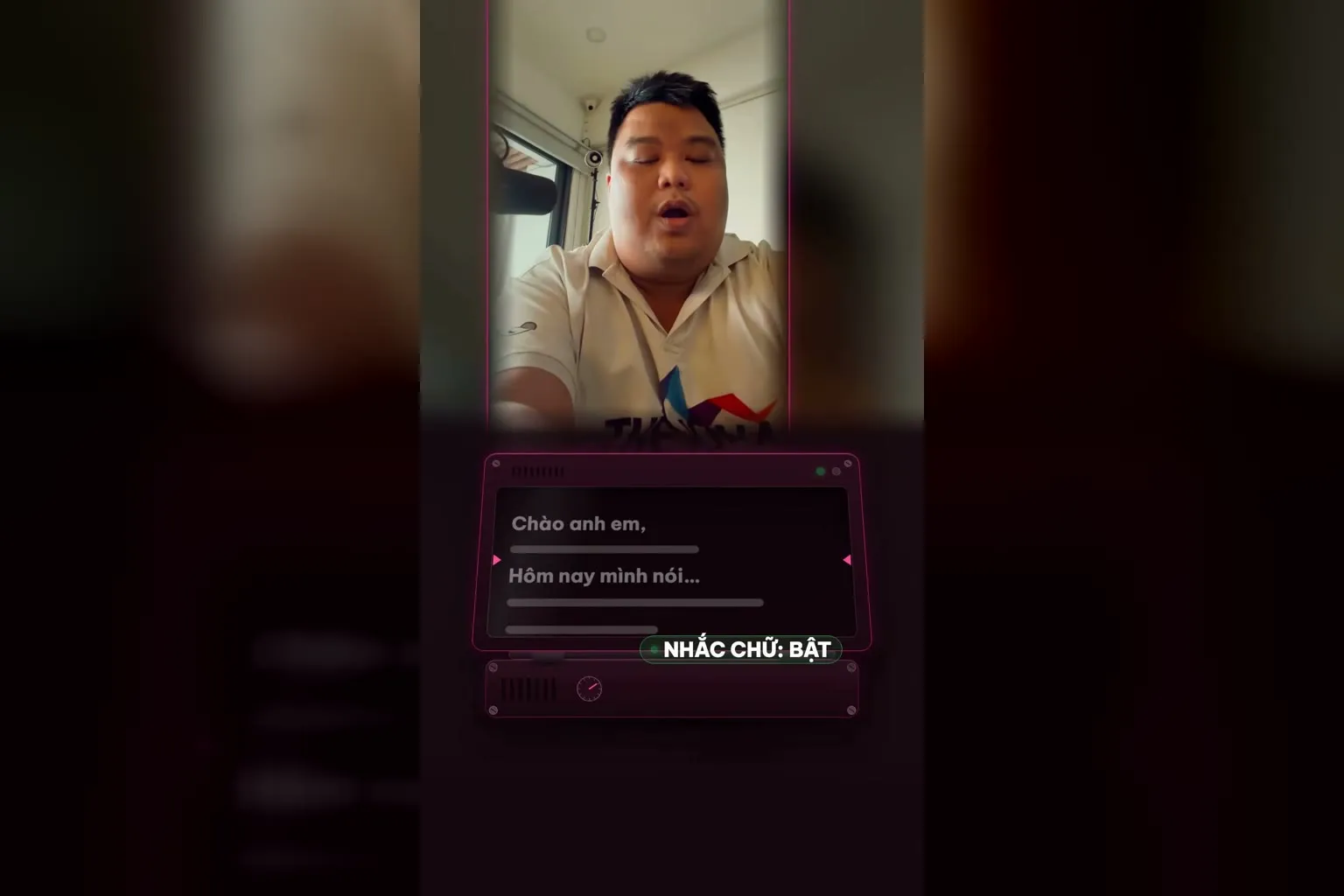 Máy nhắc chữ đang bật khi nói trước camera