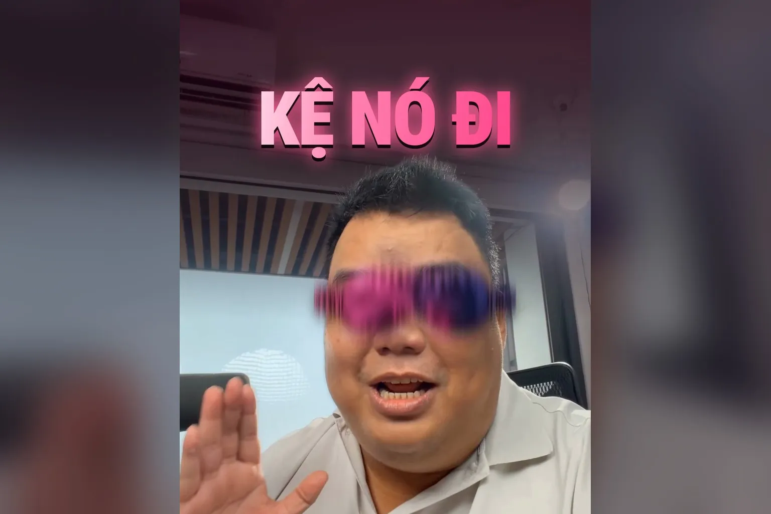 Hùng khuyên kệ nó đi, đừng đọc comment chửi