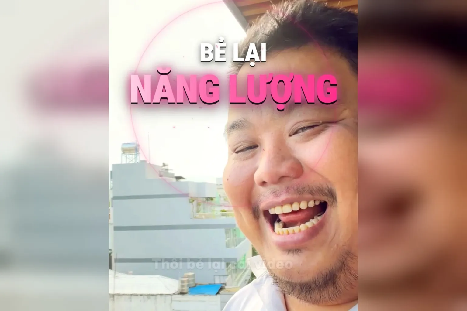 Bẻ lại năng lượng: Hùng cười lớn, chữ to BẺ LẠI NĂNG LƯỢNG màu hồng, màu bật tươi sau chữ Thôi