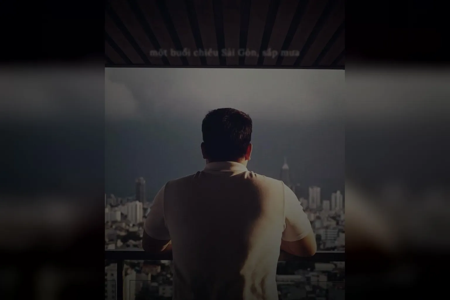 Mở video tâm sự không lời: bóng lưng người đứng ban công nhìn trời Sài Gòn sắp mưa, chữ nhỏ một buổi chiều Sài Gòn, sắp mưa