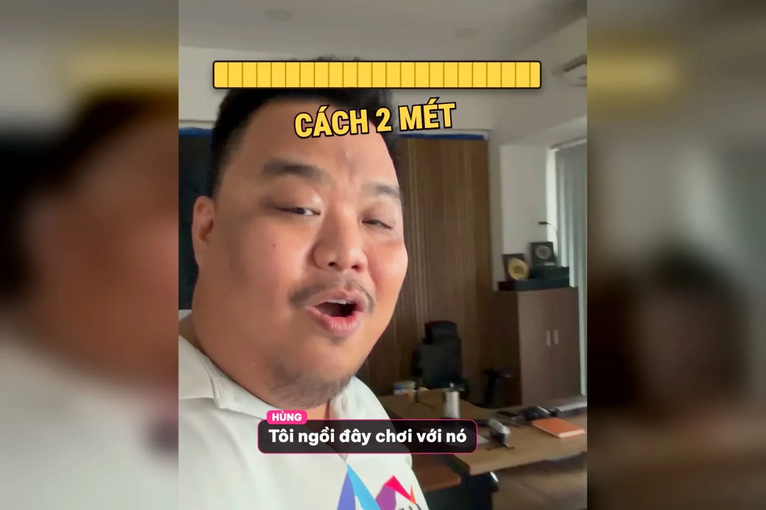 Thước CÁCH 2 MÉT giữa Hùng và Triết, hai bàn kế bên nhau mà mấy tháng không thấy mặt
