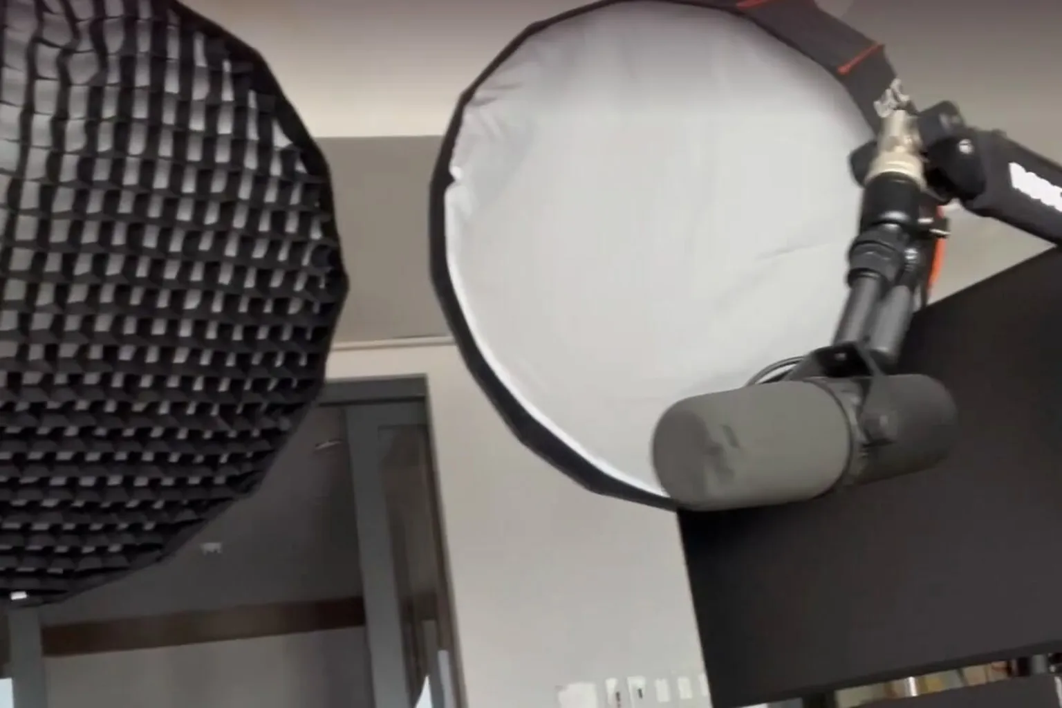 Chân máy chính quay khoá học của Hùng với đèn softbox và micro
