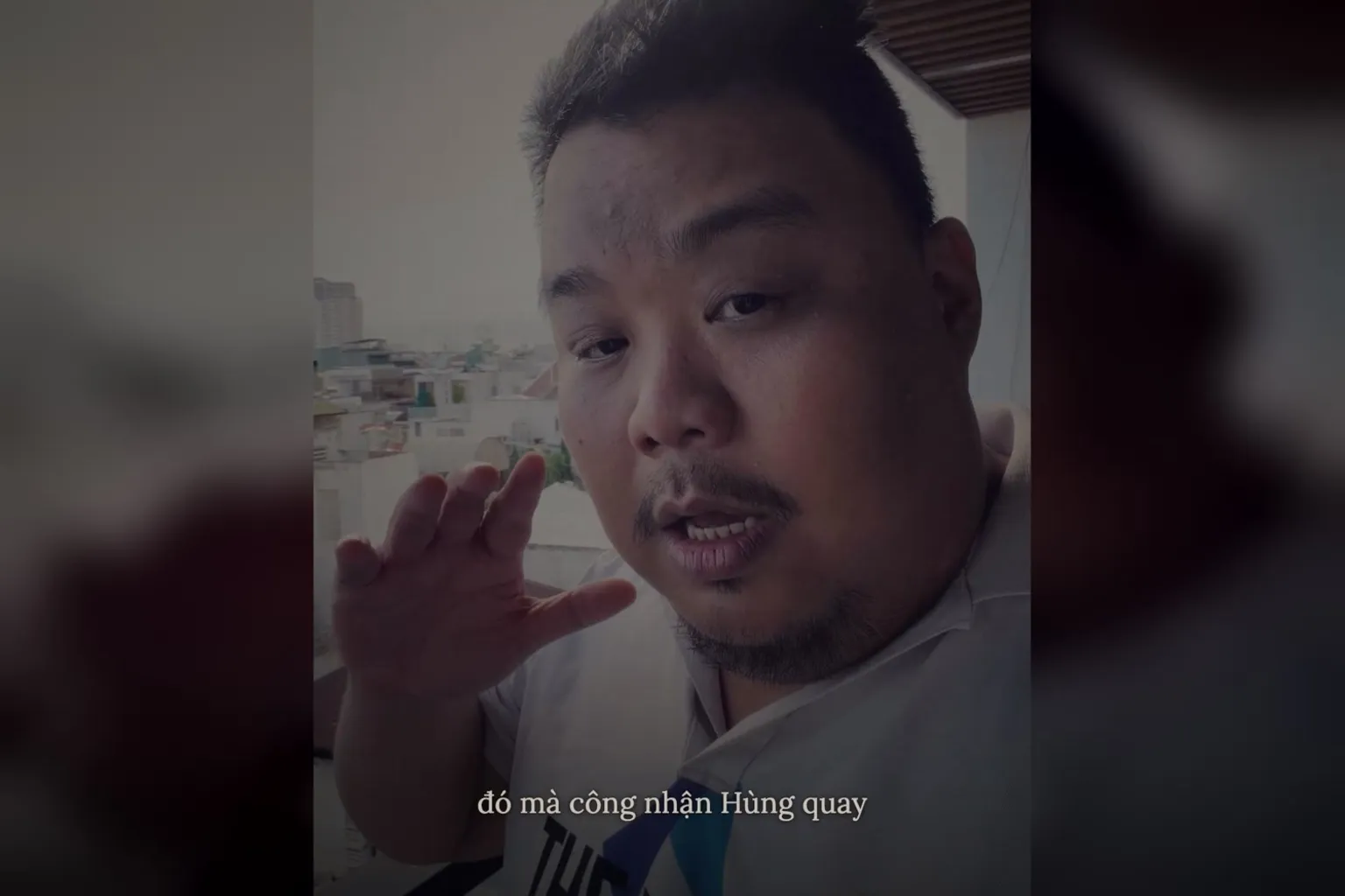 Hùng tự cười vì quay sao cũng không ra giọng tâm sự, tay đưa lên, phụ đề đó mà công nhận Hùng quay