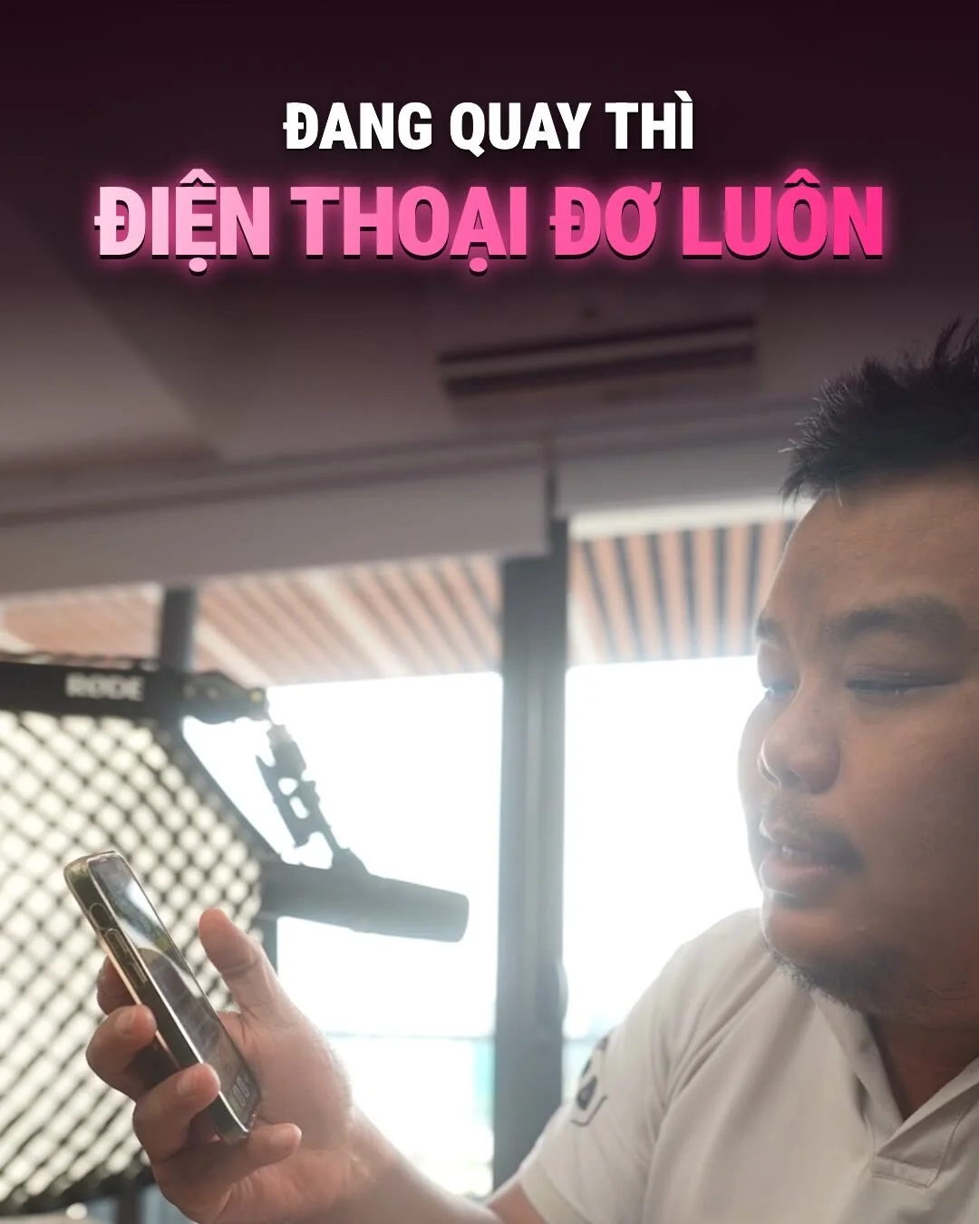 Khúc vui trong video: điện thoại của Hùng đơ ngay lúc đang khoe trạm quản trị mạng xã hội