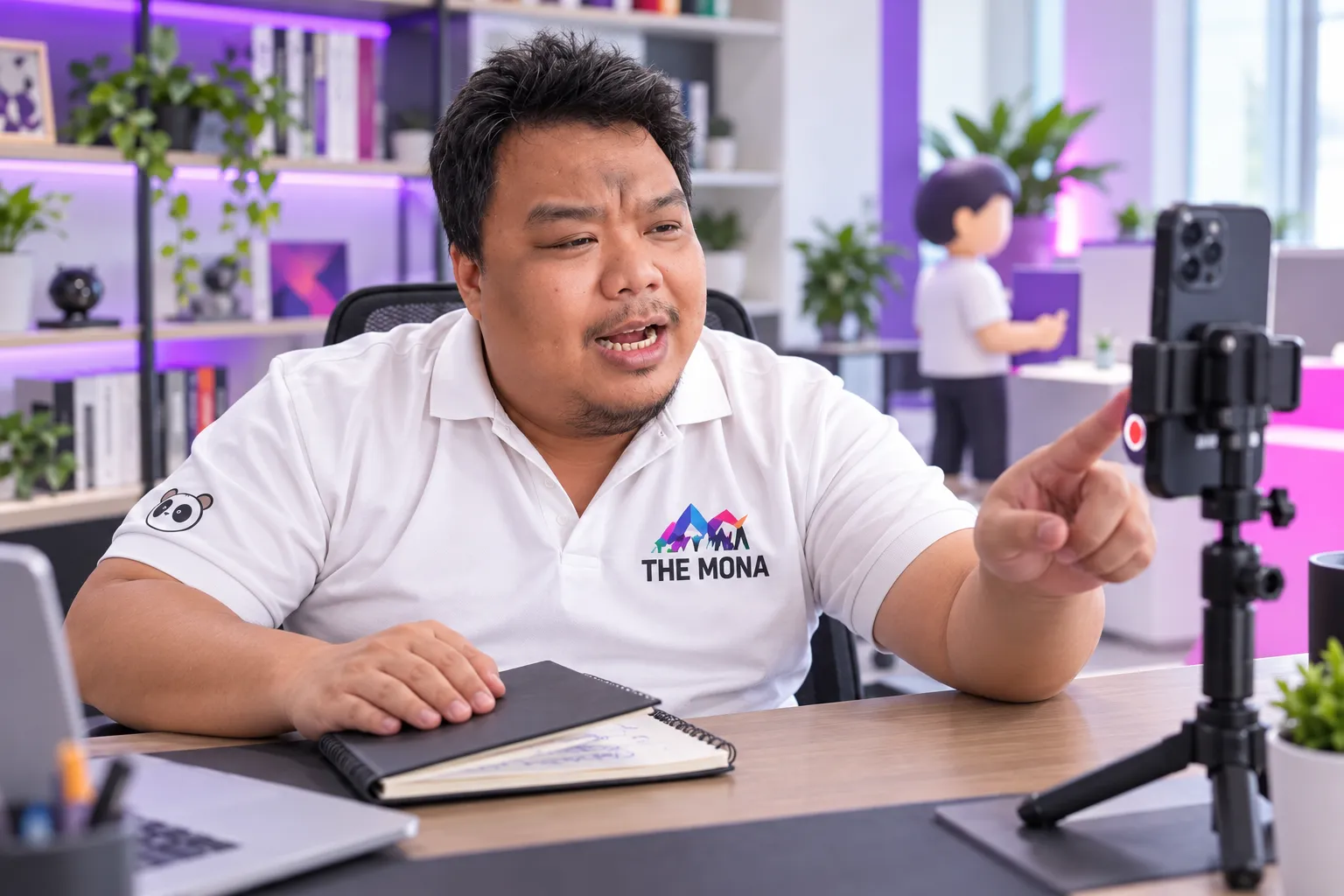 Hùng gập sổ ghi chuyện khách hàng hồi chiều rồi bật điện thoại quay video ngắn
