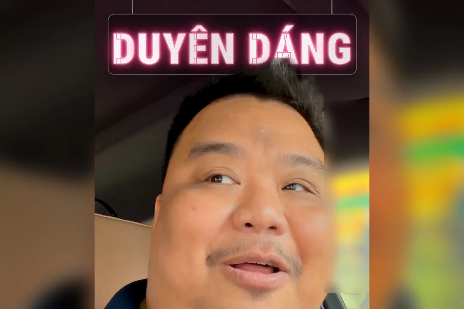 Làm video mạng xã hội khi không có giọng duyên: khung hình thật, biển neon DUYÊN DÁNG sau đầu Hùng ngồi trong xe