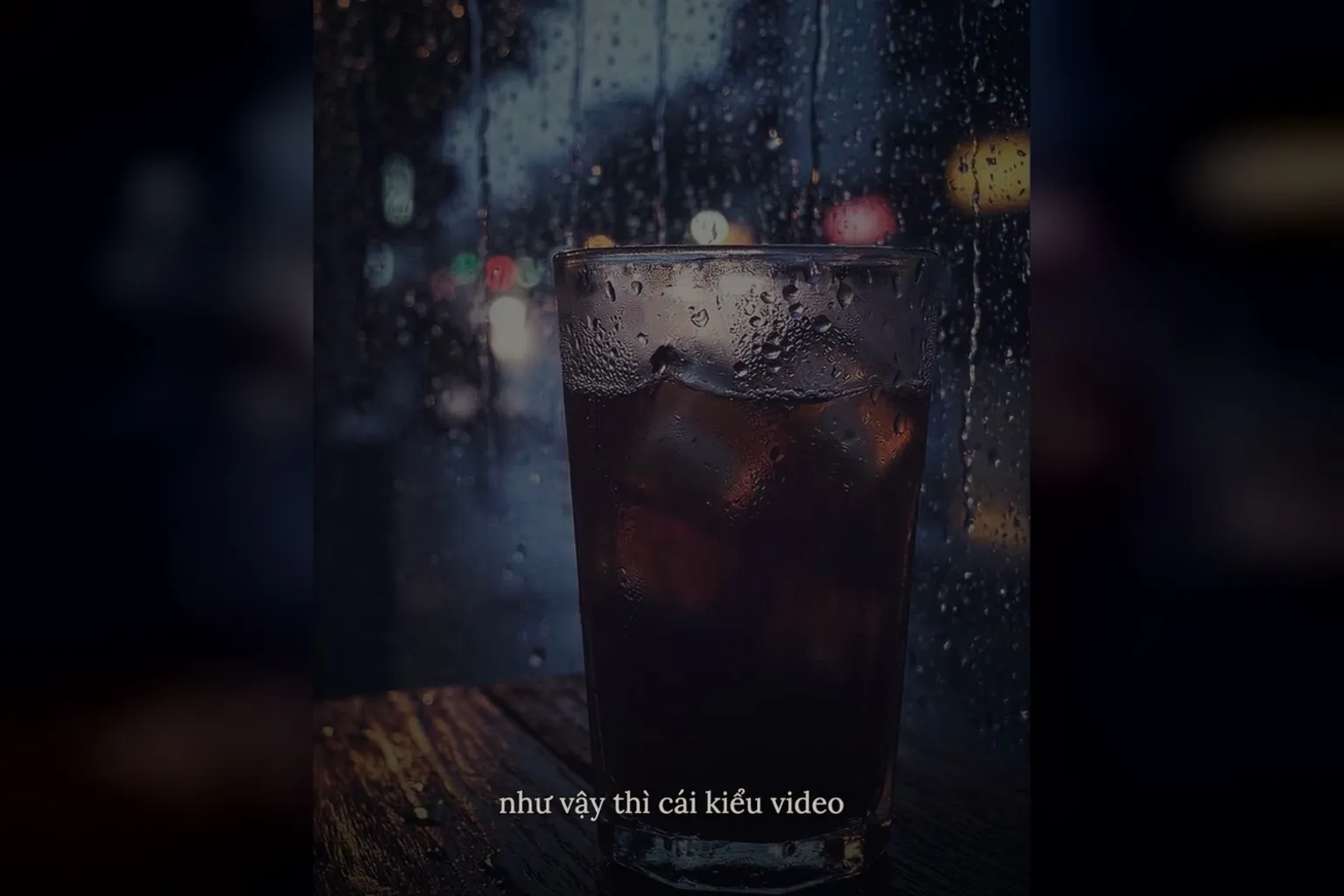 B-roll AI tạo: ly cà phê đá bên cửa kính mưa, đèn phố nhoè phía sau