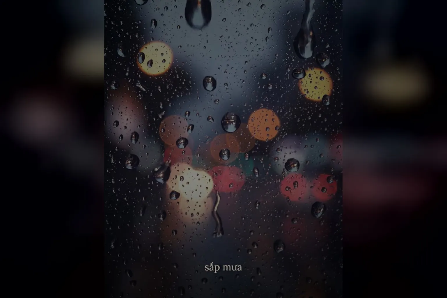 Cảnh mưa chảy trên kính, đèn xe nhoè phía sau, phụ đề sắp mưa, màu điện ảnh chiều tàn