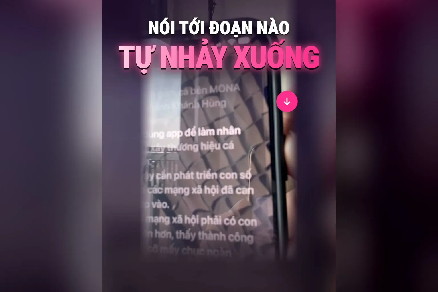 Teleprompter bắt giọng: nói tới đoạn nào chữ tự nhảy xuống đoạn đó, mũi tên hồng chỉ xuống
