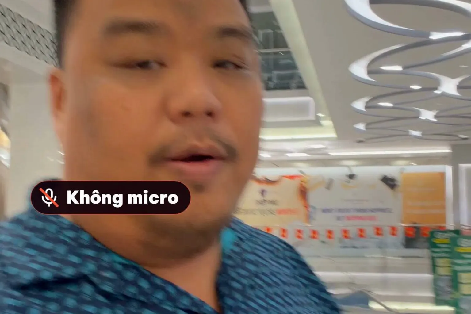 Khung hình thật: Hùng quay video bằng điện thoại không micro giữa trung tâm thương mại