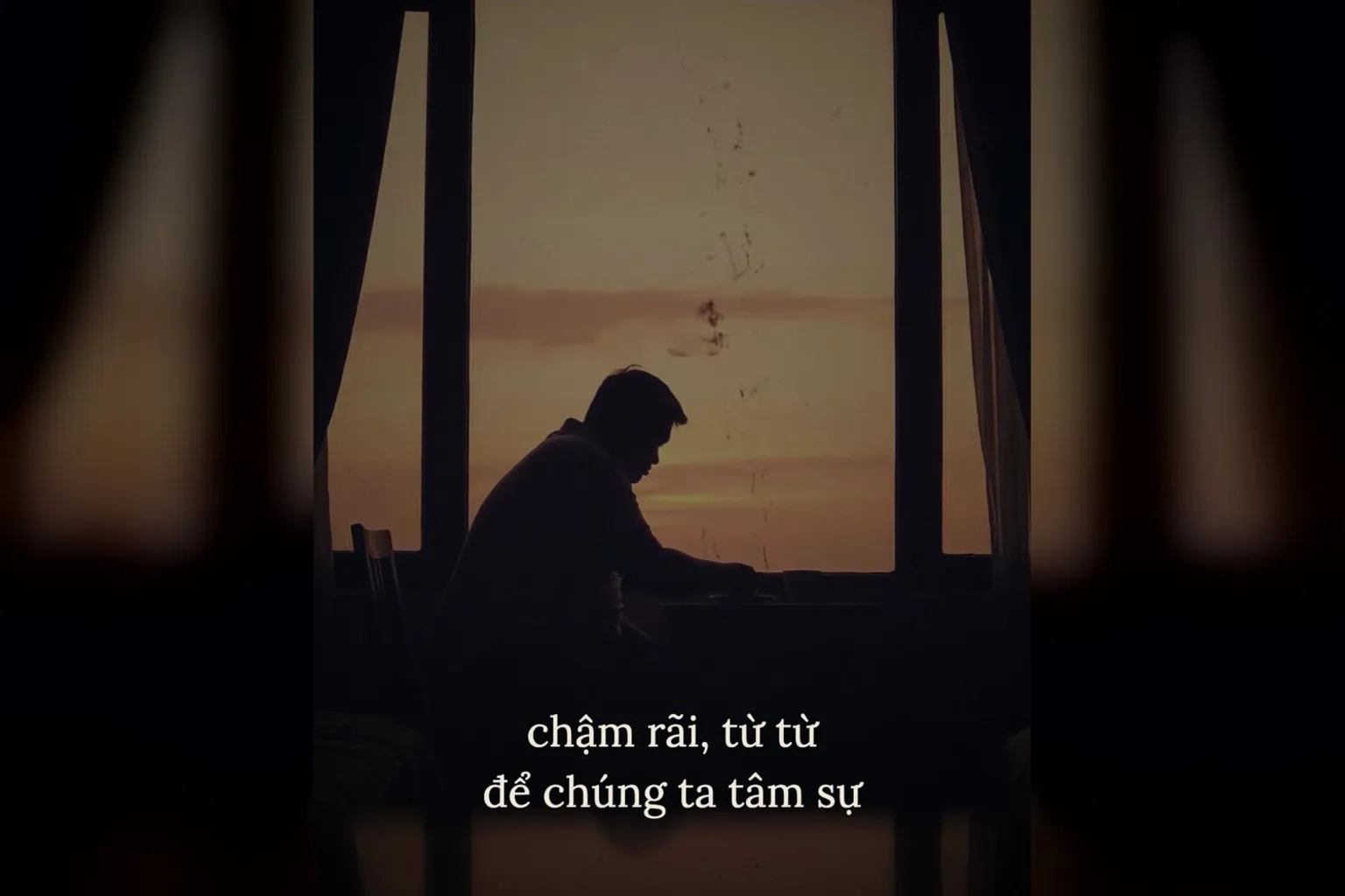 Video tâm sự kiểu phim ngắn: bóng người ngồi bên khung cửa lúc chiều tàn, câu trích chậm rãi, từ từ để chúng ta tâm sự