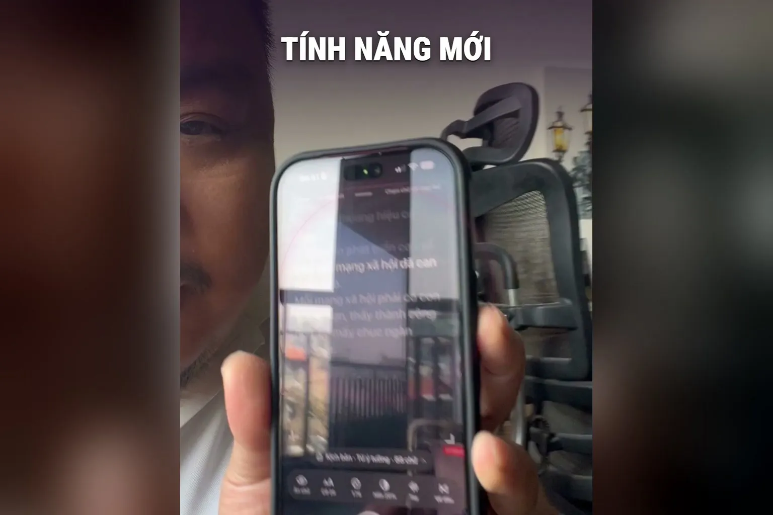 Phần mềm quay video có teleprompter: Hùng cầm điện thoại mở màn Quay video, khung kịch bản hiện sát camera, chữ TÍNH NĂNG MỚI