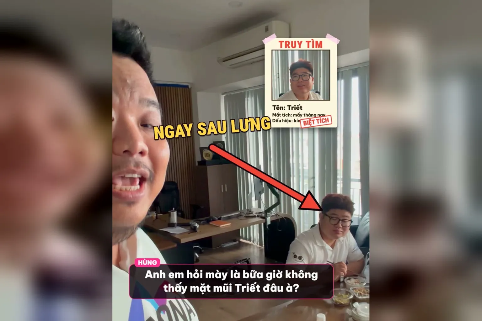 Triết ngồi bàn ngay sau lưng Hùng trong văn phòng KHA, mũi tên NGAY SAU LƯNG