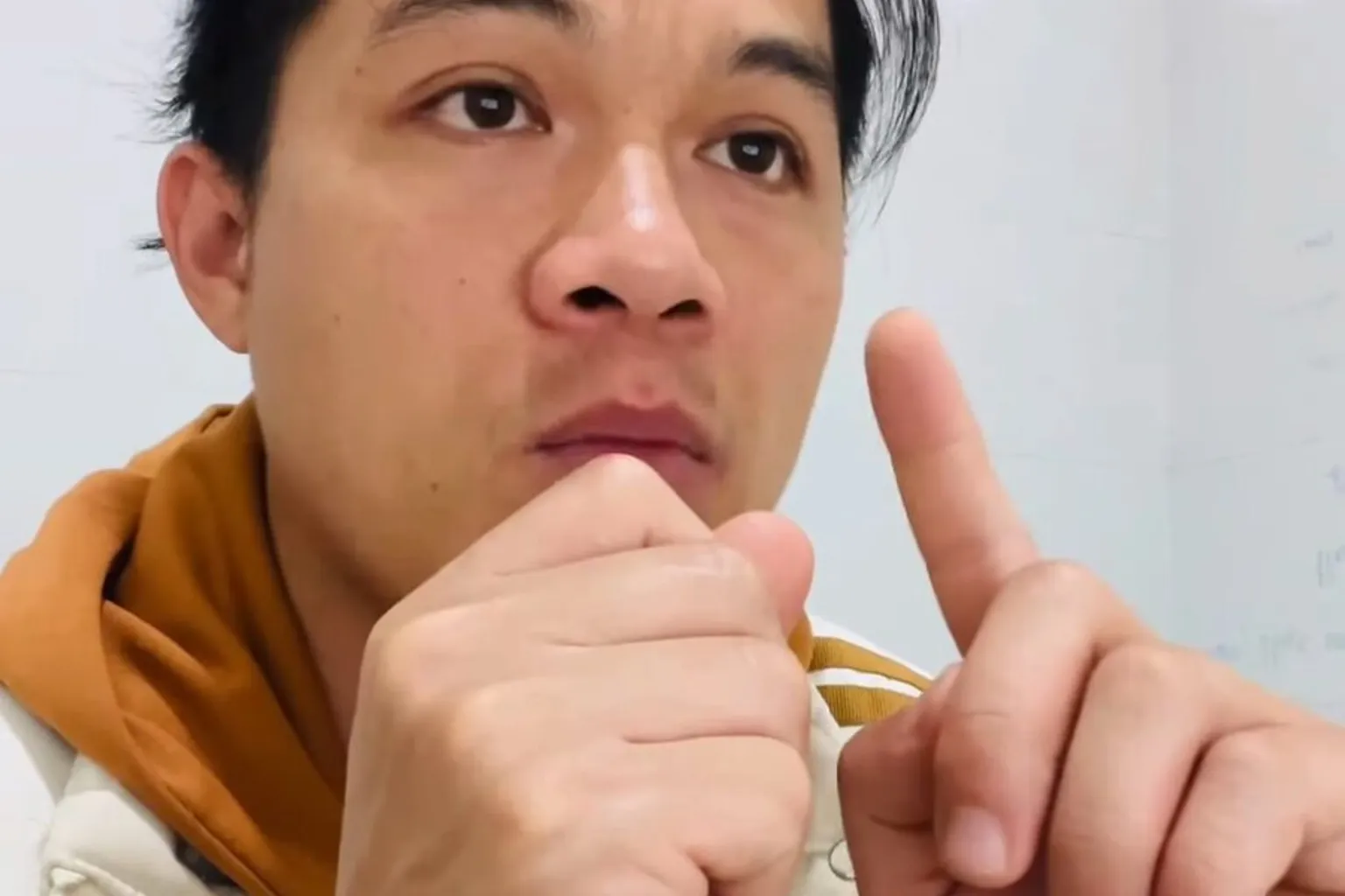 Bản trước video gốc anh Nguyễn Thanh Bình ngồi nói trước tường trắng, tay chống cằm, chỉ có mặt người