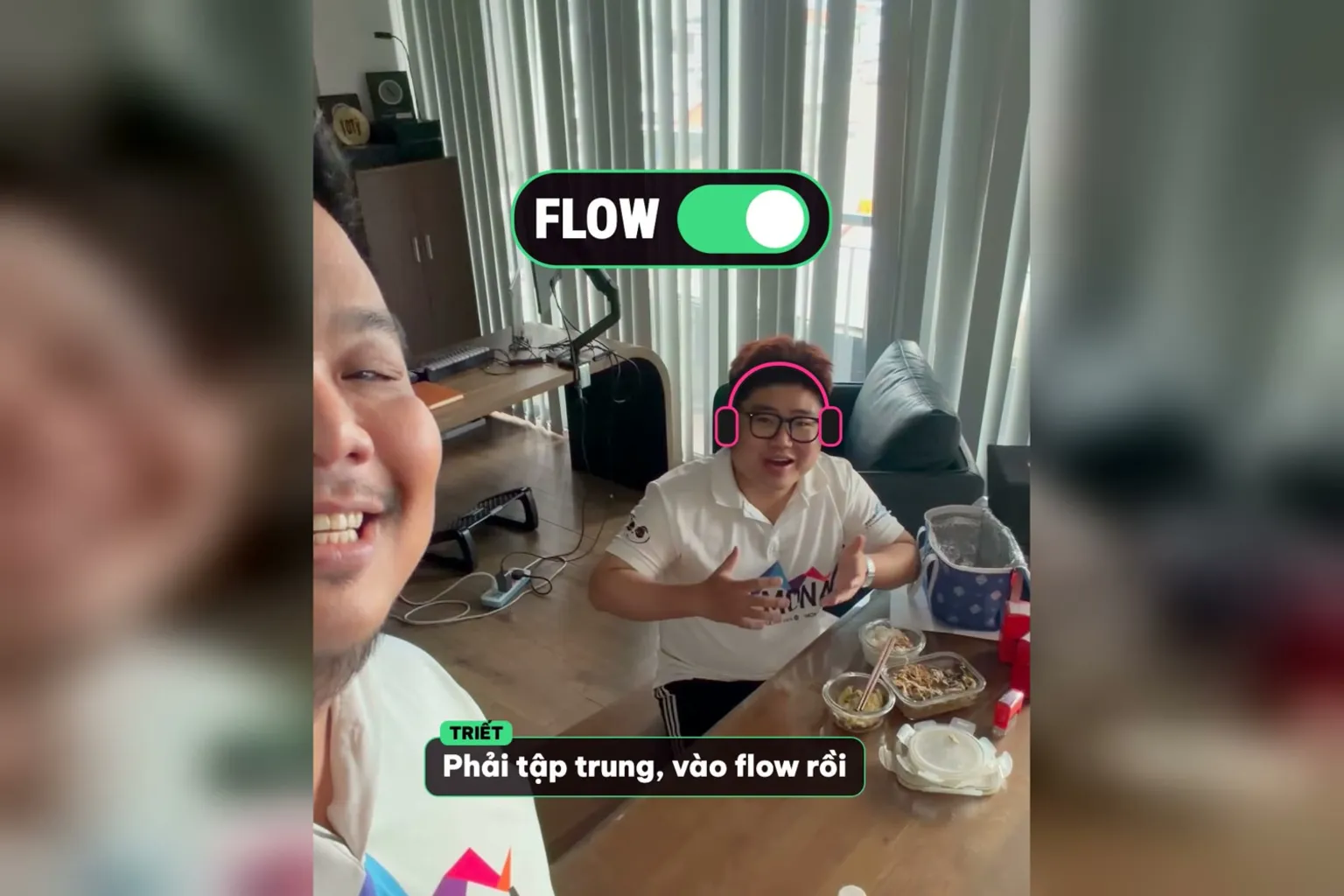 Vào flow rồi không làm cái khác được: công tắc FLOW bật, Triết ngồi bàn làm việc